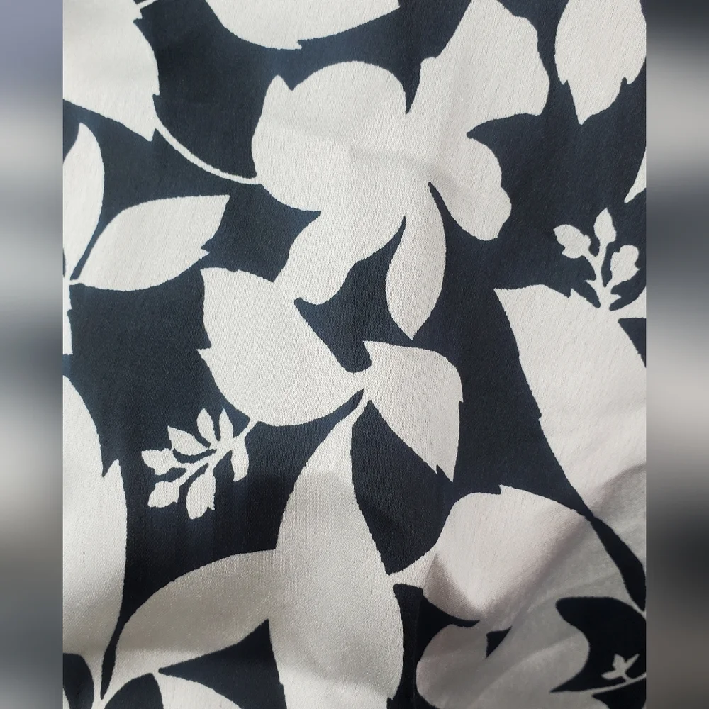 Ann Taylor One‎ Size kimono/Robe black/ white flowers Silky feeling
